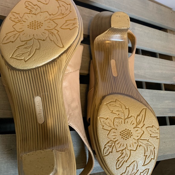 Soft spots leather sandals with 3” heels size 11WW, navy and camel - Picture 8 of 12